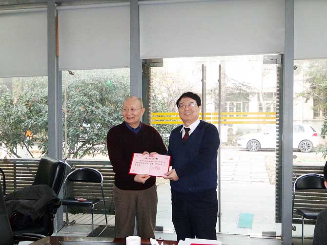 理事长王广基院士为肖大伟主任颁发荣誉证书